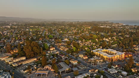 santa cruz california vista aérea v14 vista panorámica del centro de la ciudad capturando el encantador vecindario, el río san lorenzo y el paseo marítimo de la playa a la hora dorada del atardecer - filmado con cine mavic 3 - mayo de 2022