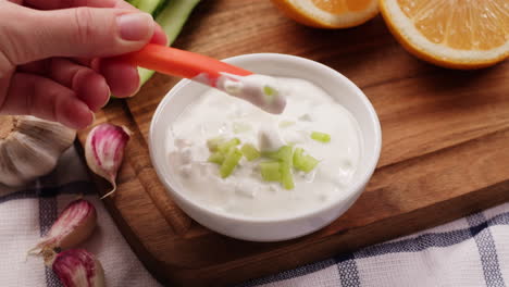 la preparación de la salsa de tzatziki
