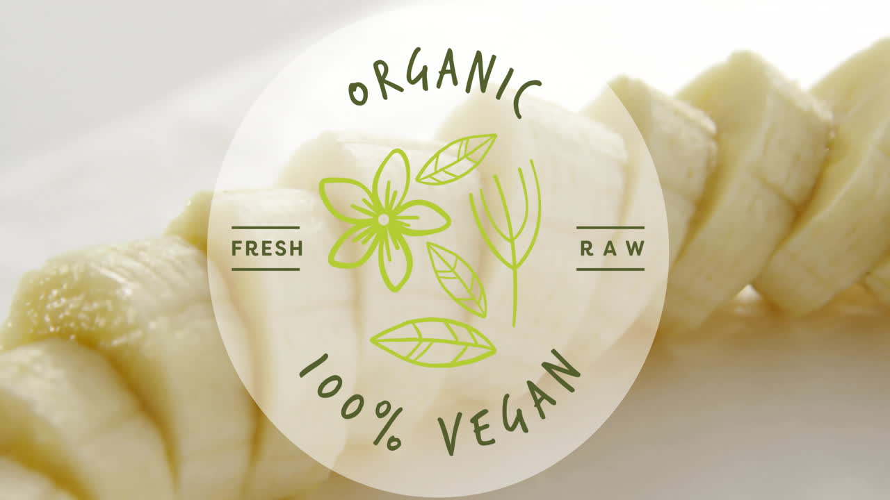 테이블 위에 바나나 조각 위에 유기농 100% 채식주의 텍스트의 애니메이션