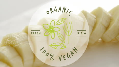 animación de texto orgánico 100 por ciento vegano sobre pedazos de plátano en la mesa