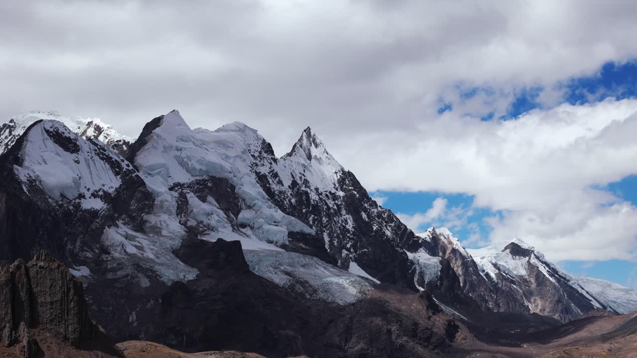 visión general de los 7 lagunas de ausangate, cusco, perú, con el paisaje montañoso circundante, pan de camiones a la derecha