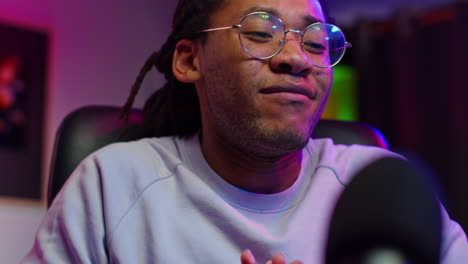 hombre feliz con gafas sonriendo y mirando a la cámara