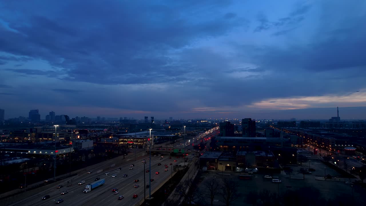 таймлапс городского пейзажа с движением транспорта по скоростному шоссе на фоне красивого вечернего неба