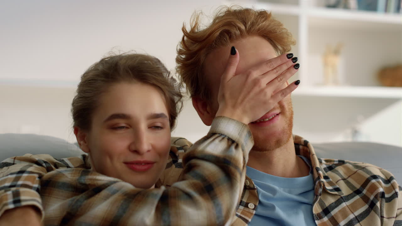 amigos diviértanse viendo la plataforma de transmisión de películas en primer plano. tiempo de ocio de fin de semana