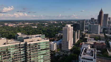 vista aérea del centro de atlanta cerca del parque piedmont