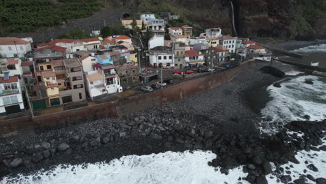 Panoramische-Luftaufnahme-über-Die-Stadt-Paul-Do-Mar-Und-Wo-Sie-Den-Wunderschönen-Wasserfall-Und-Die-Häuser-An-Der-Küste-Sehen-Können