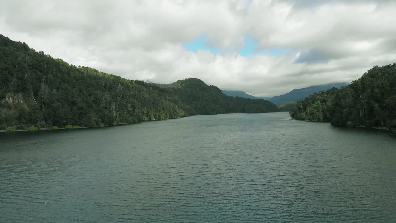 고요한 라고 에스페조, 파타고니아 흐린 하늘의 표면 위로 공중 상승