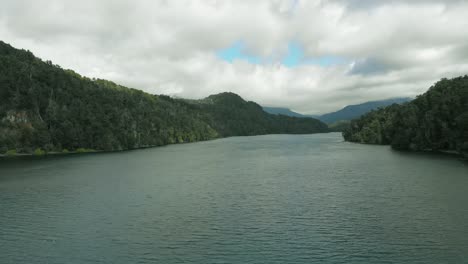 Aufsteigende-Luft-über-Der-Oberfläche-Des-Ruhigen-Lago-Espejo,-Patagonien-Bedeckter-Himmel