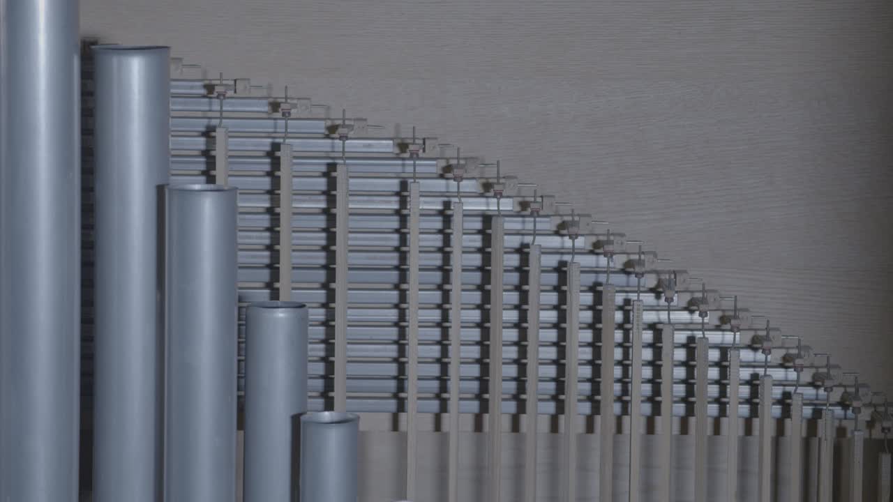 vista del interior de un órgano, las correderas de los tubos del órgano se mueven.