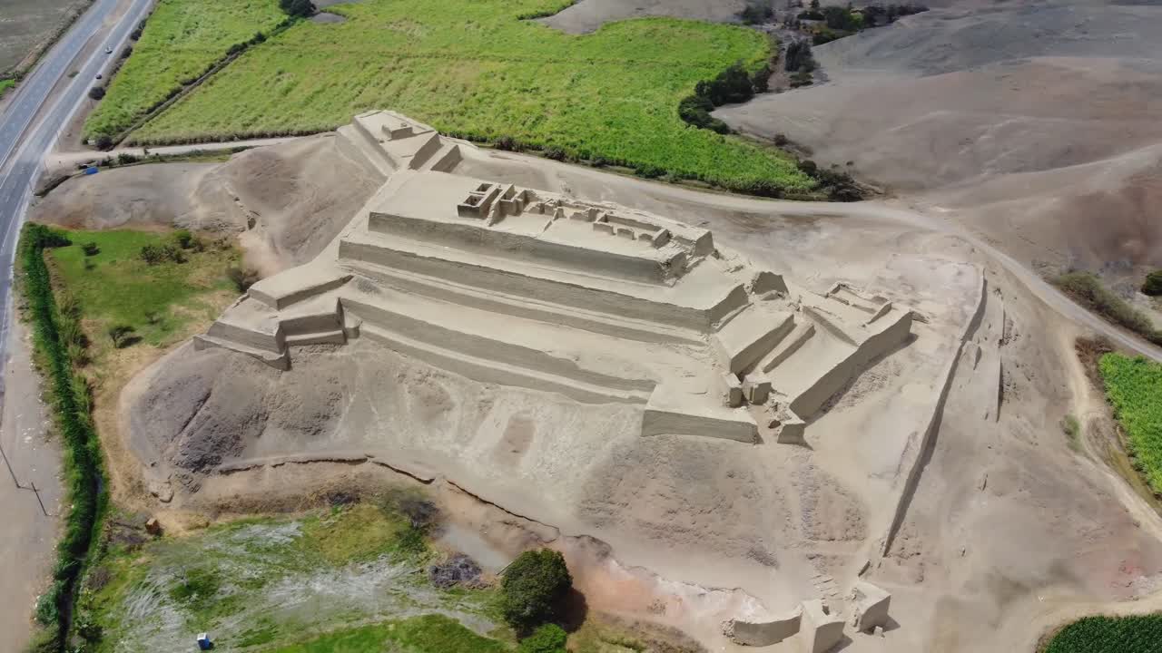 video de drones de una antigua fortaleza inca al lado de la carretera