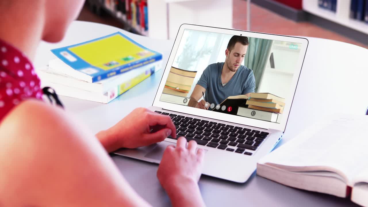 maestra caucásica usando una computadora portátil en videollamada con un estudiante varón