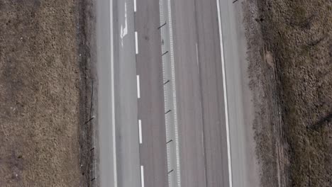 disparo de arriba hacia abajo de la carretera en suecia con coches y camiones con remolques conduciendo por