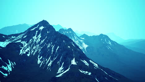 Niebla-Sobre-El-Pico-De-La-Alta-Montaña