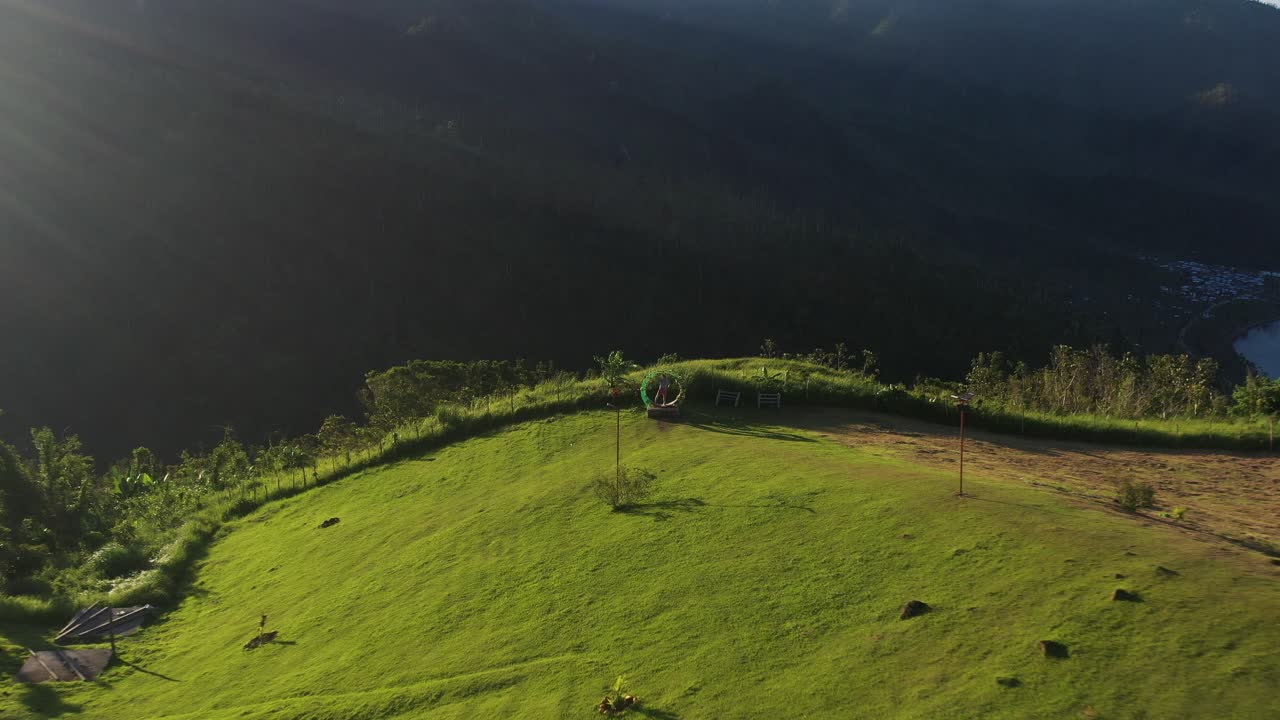관광객이 있는 경치 좋은 언덕, 필리핀 남부 레이테의 릴로안-핀투얀 - 공중 풀백