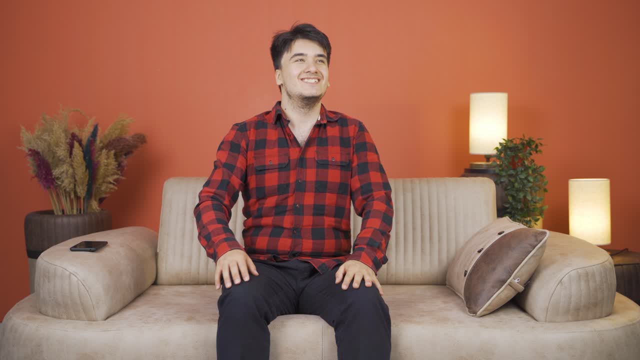 행복한 깊은 호흡 남자.