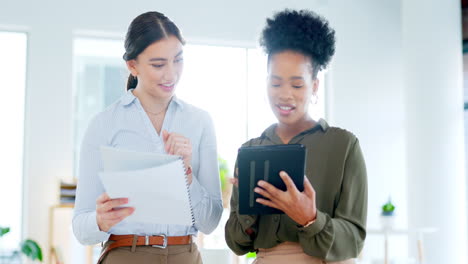 negocios, mujeres felices y tableta con documentos