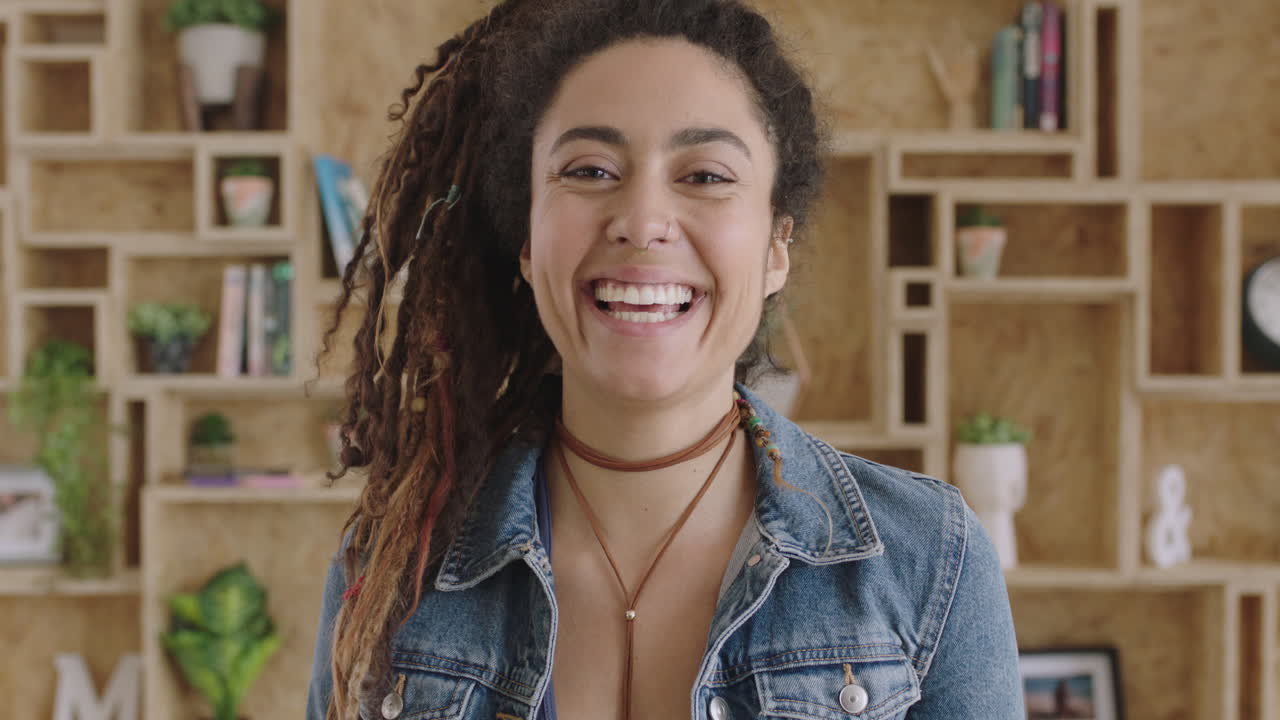 retrato de una hermosa joven elegante mujer de raza mixta que se siente segura riendo alegremente