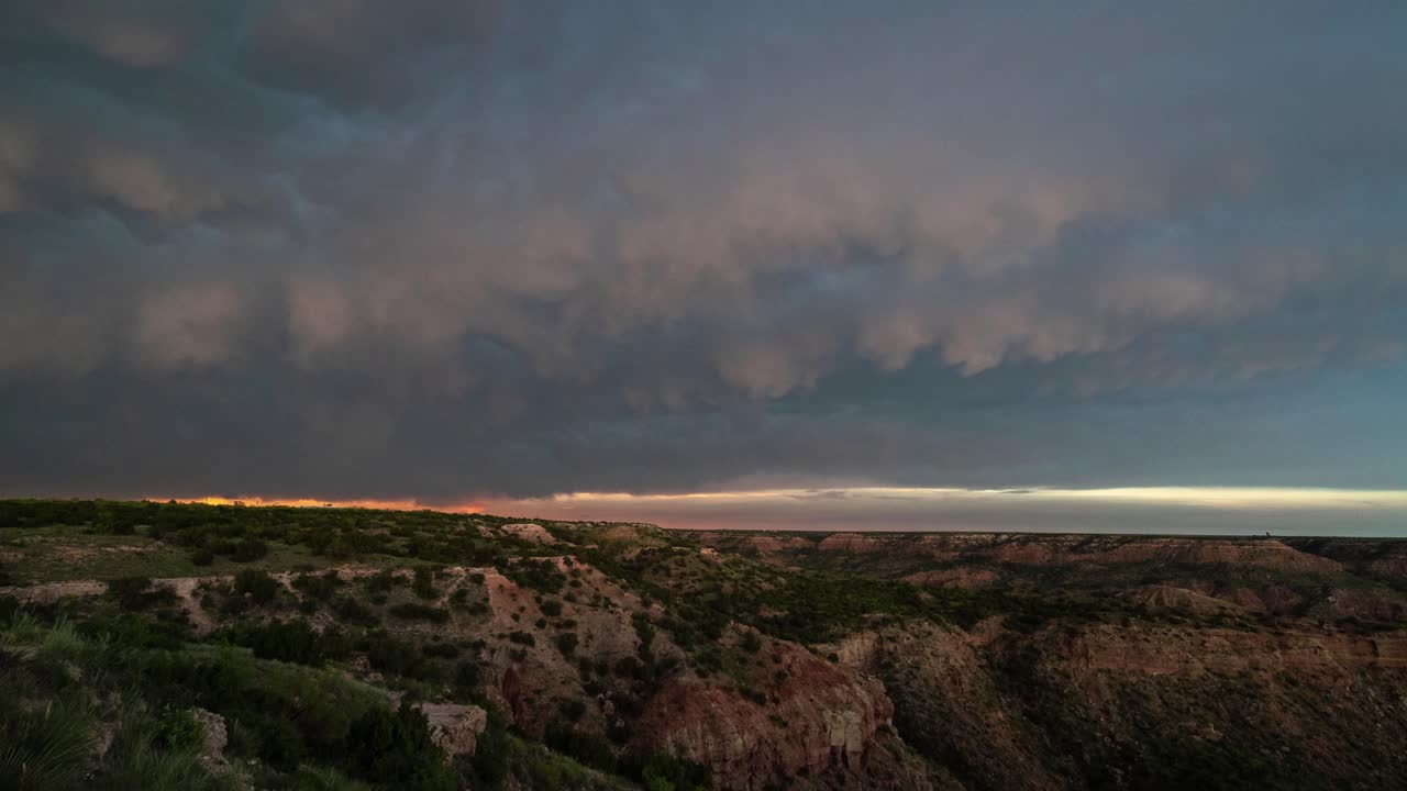 Cielo drammatico sul Canyon del Texas al crepuscolo