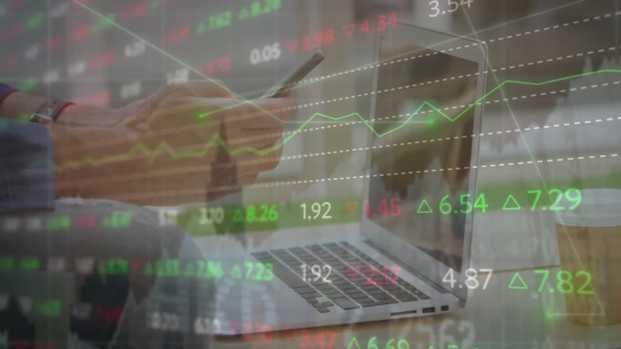 animación de líneas sobre tablero de comercio multicolor sobre hombre caucásico usando teléfono inteligente