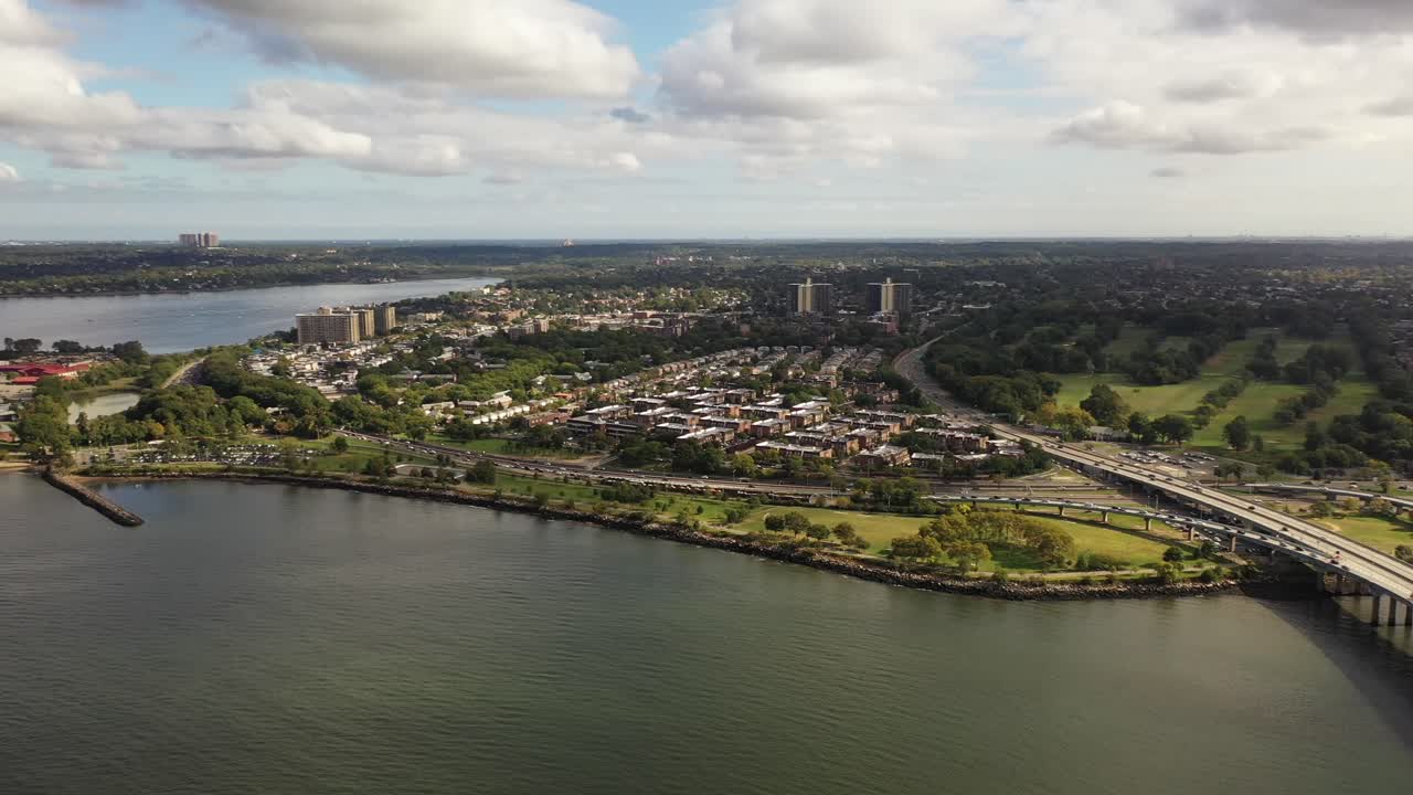 이스트 강 너머에서 트록스 넥 브리지의 퀸즈 쪽 조감도