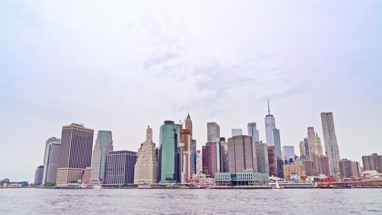 브루클린 브릿지와 함께 뉴욕 시내의 스카이라인