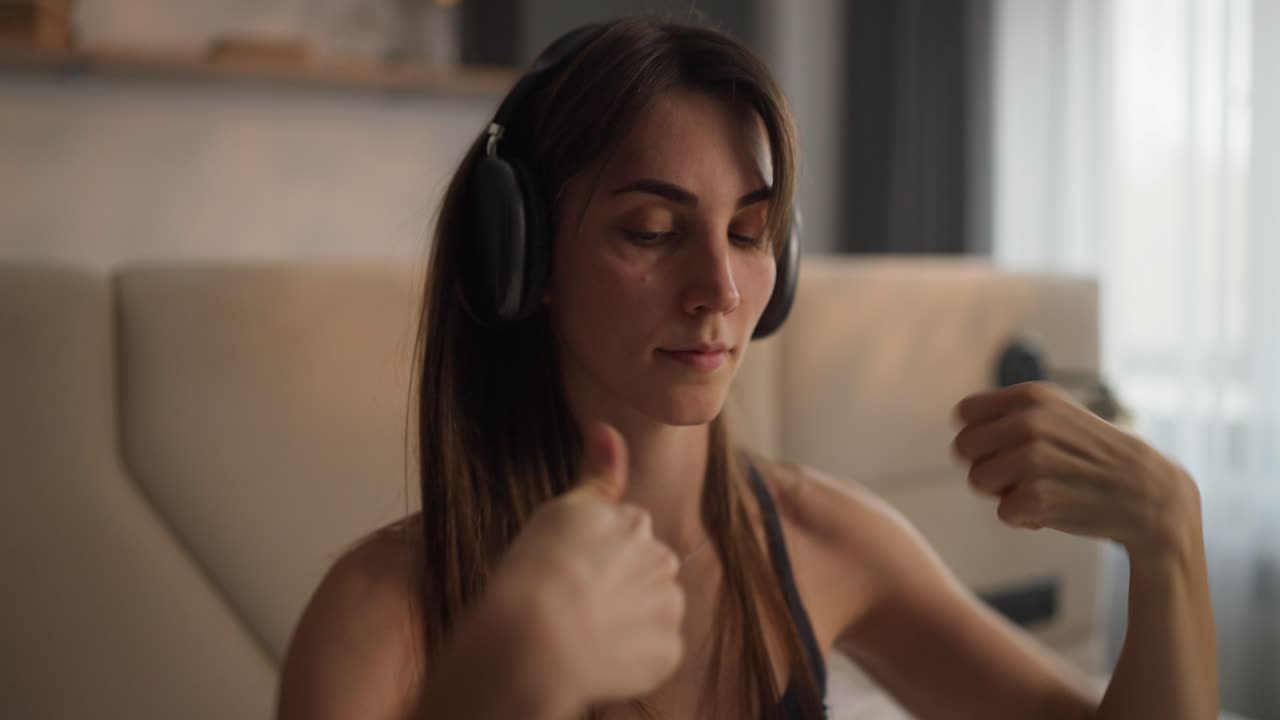 mujer disfrutando de la música en su dormitorio