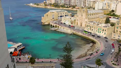 Vista-Panorámica-De-La-Bahía-Balluta-Y-La-Iglesia-Parroquial-De-Nuestra-Señora-Del-Monte-Carmelo-En-San-Julián,-Malta.