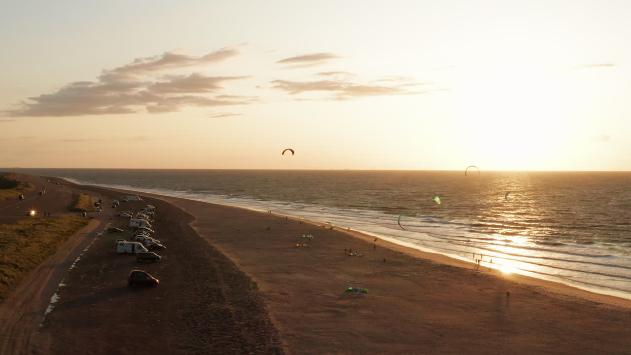 кайтсерферы у пляжа домбурга во время заката солнца