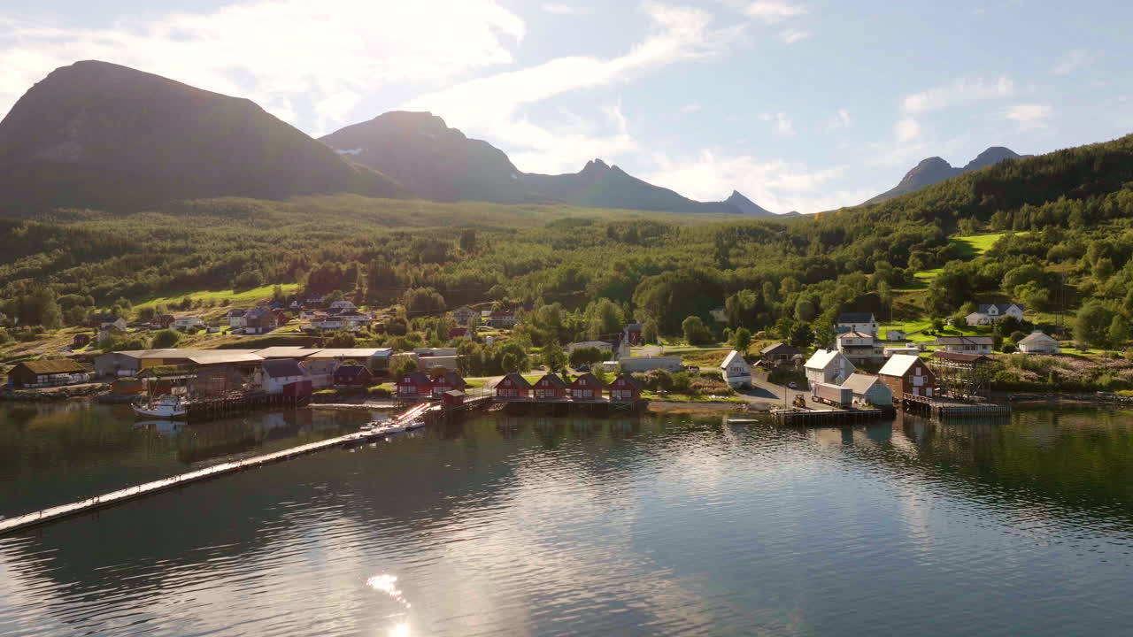 노르웨이의 피오르드에 있는 외 마을인 그라탄겐 (gratangen) 에서 볼 수 있는 전형적인 목조 집, 트롬 (troms)