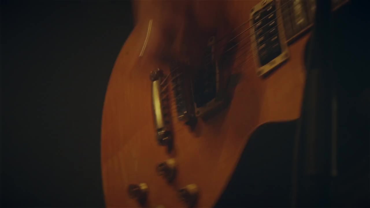 Chitarra elettrica dal vivo sul palco in primo piano