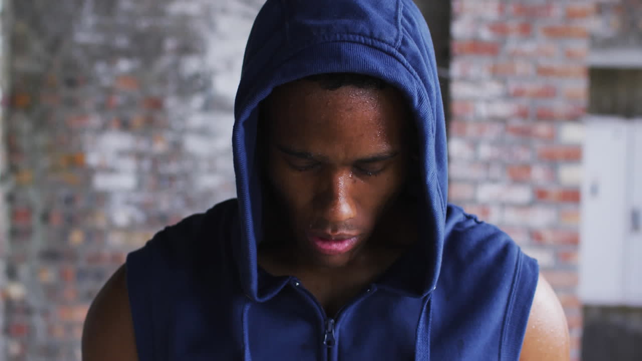 animación de inicio inicio texto sobre hombre biracial con capucha