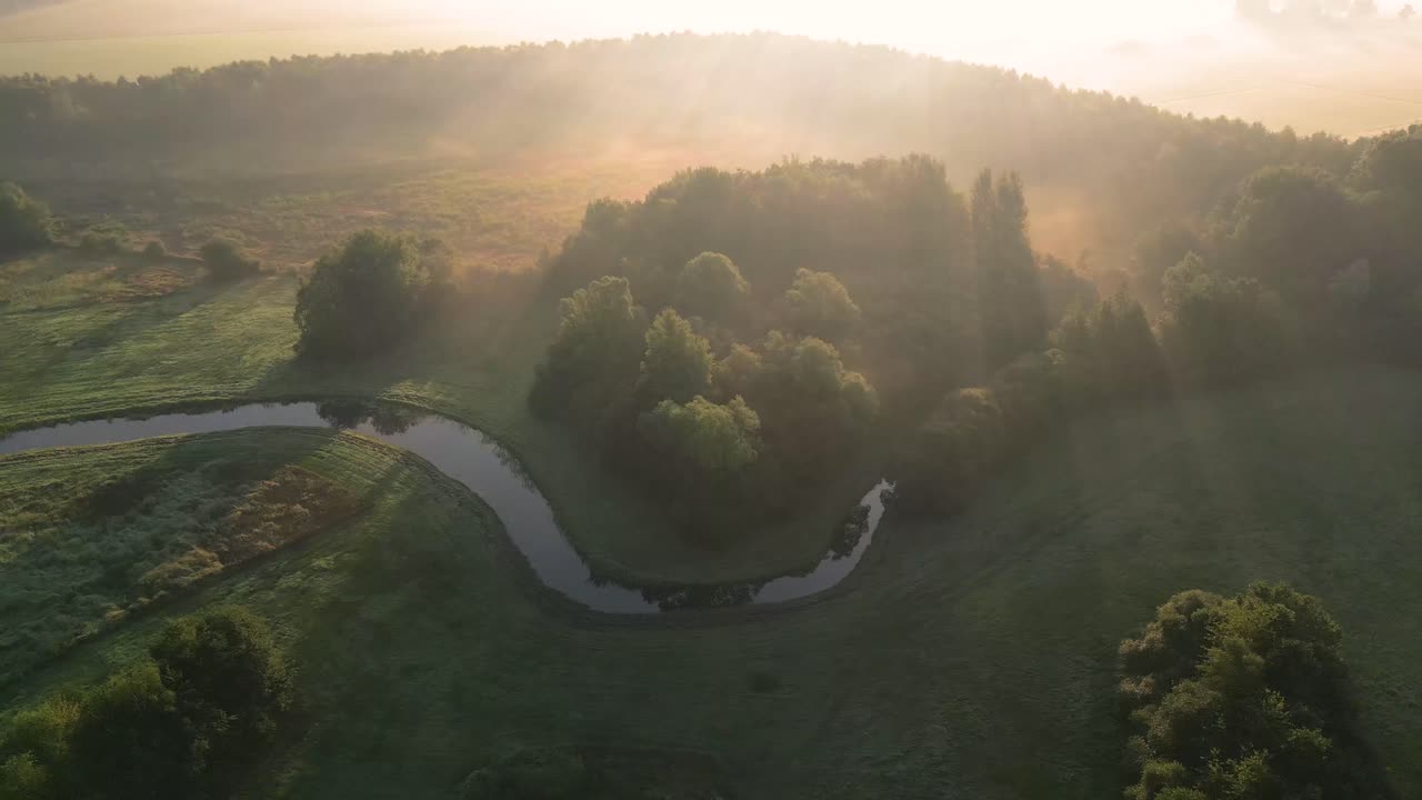 시골 풍경 위의 안개가 가득한 해가 뜨는 모습