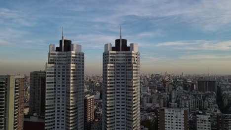 Toma-Aérea-Cinematográfica-De-4k-De-Rascacielos-Frente-Al-Paisaje-Urbano-Durante-Una-Hermosa-Noche