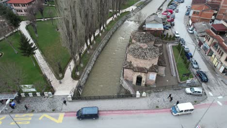 el hammam turco de tetovo en las orillas del río pena, república de macedonia