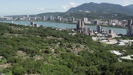 Vista-Aérea-De-La-Aldea-De-Longyuan-En-El-Distrito-De-Bali,-Taipei