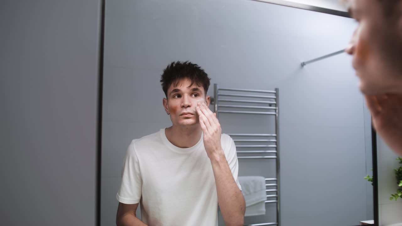 화장실에 있는 남자