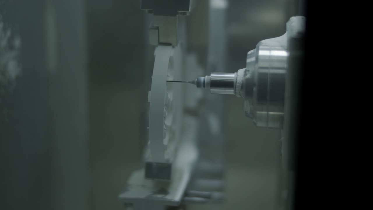 Macchina CNC che taglia corone in zirconio da zirconio non sinterizzato