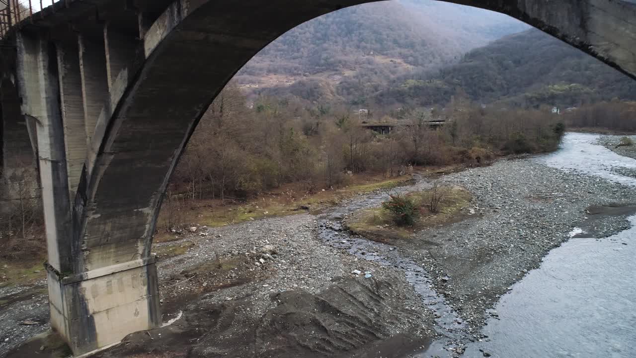 강 을 가로지르는 산 다리