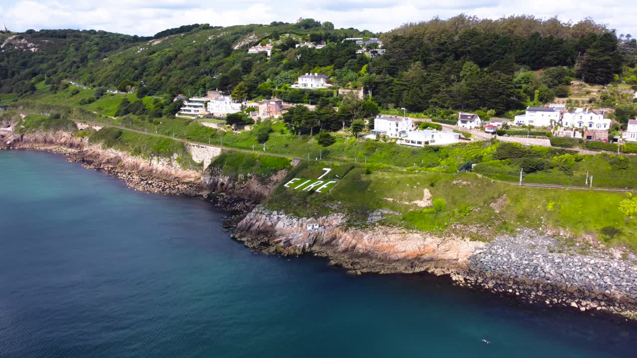 아일랜드 달키 근처 의 바위 가 많은 해안선 과 에어 7 표지판 의 공중  ⁇ 도 촬영