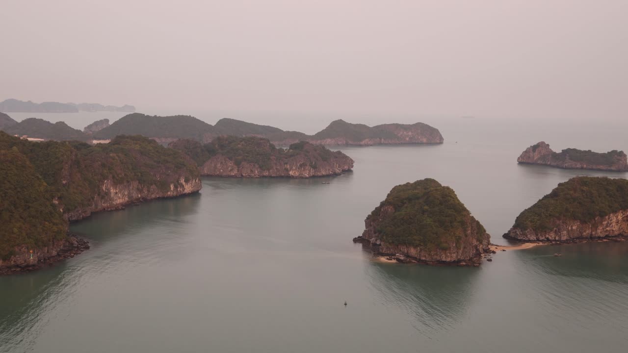 punto de vista con vistas a las islas épicas en la bahía de cat ba y la bahías de halong en el norte de vietnam
