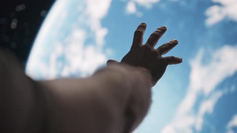 mano humana alcanzando hacia la tierra desde el espacio