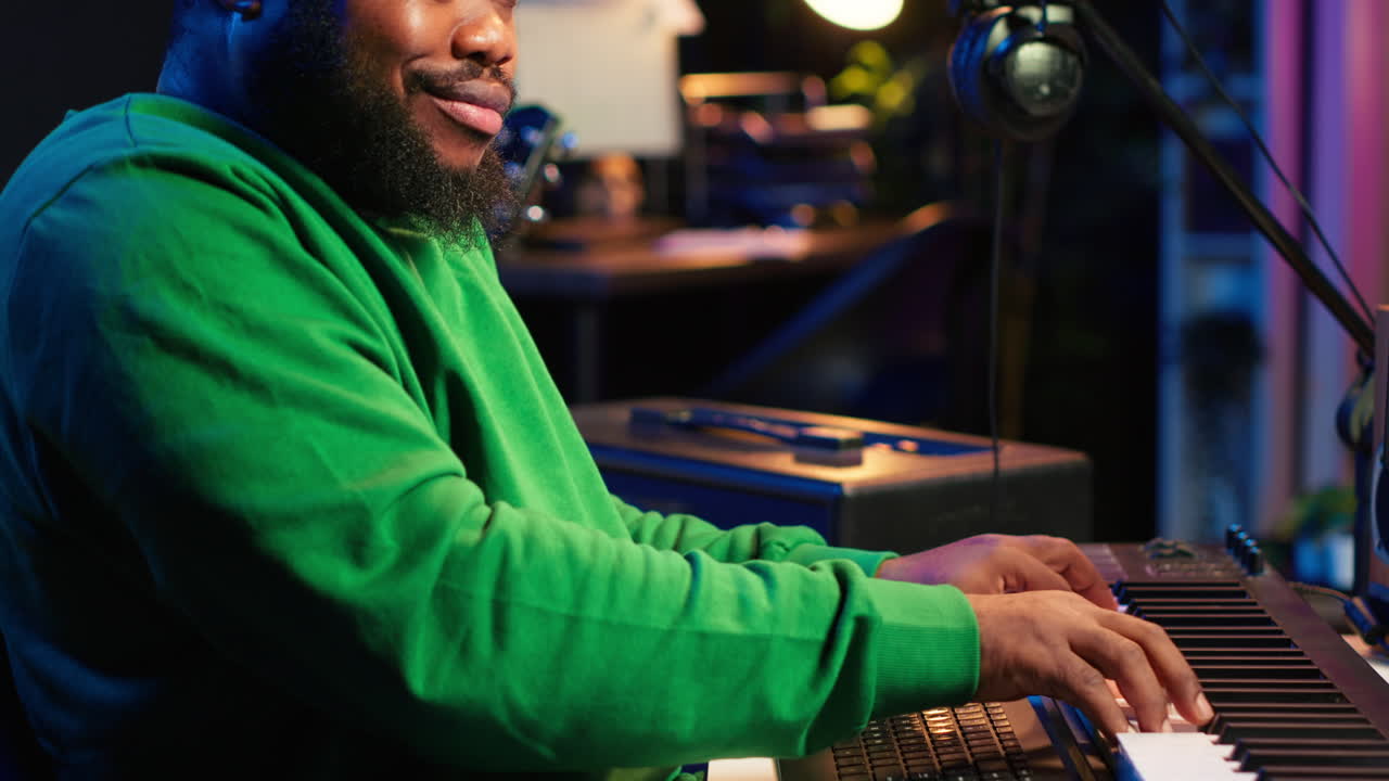 compositor mezclando y masterizando pistas en la consola estéreo