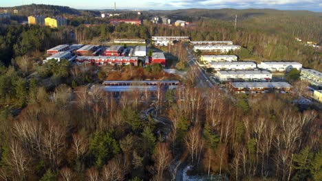 Luftüberführung-Von-Farbenfrohen-Industriefabriken-In-Schweden-Im-Winter