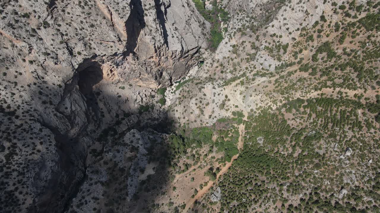 vista de avión no tripulado del gran cañón formado entre dos altas montañas, el área formada por el derretimiento de las rocas