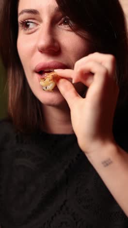 una mujer comiendo un bocadillo.