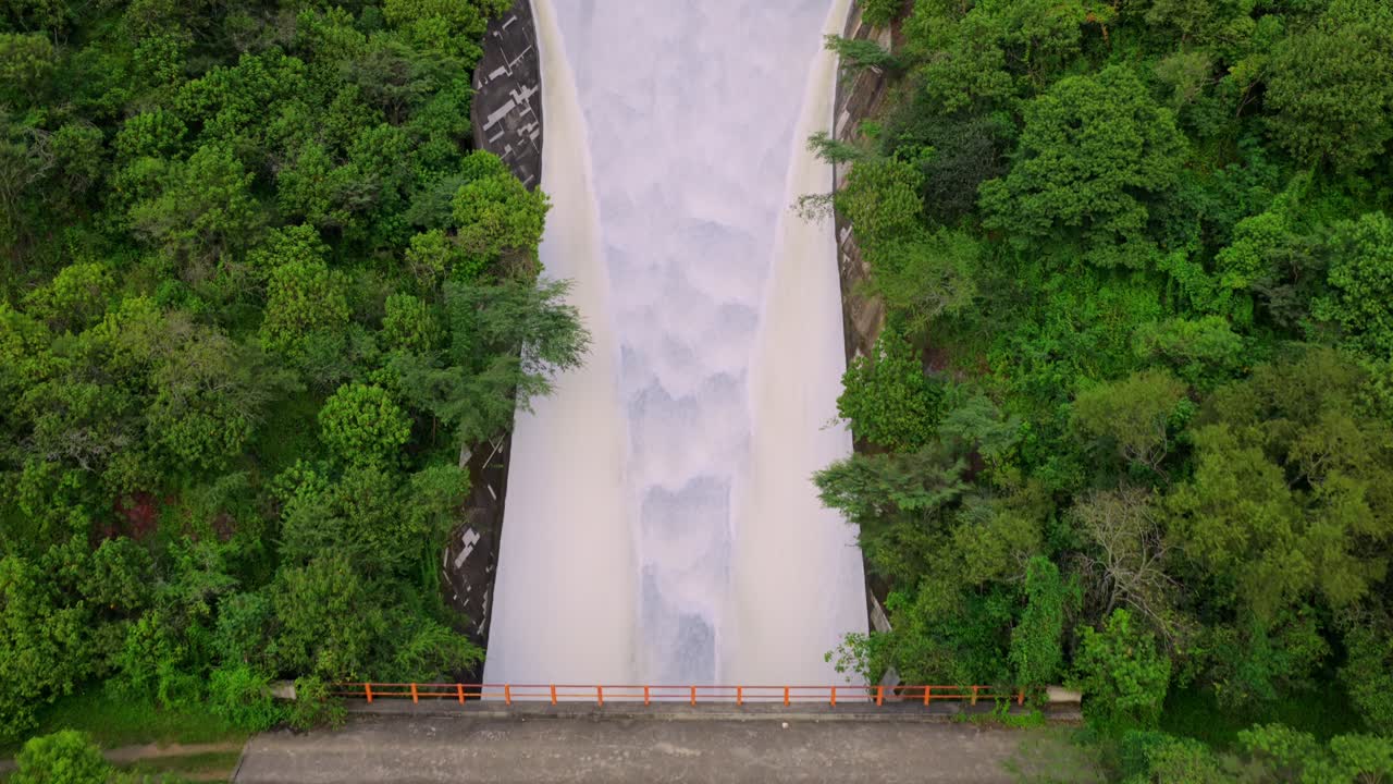 Stunning aerial footage captures Presa EL Carrizo, Tamazula de Gordiano, Jalisco. Shows vibrant greenery, dynamic water flow, and lush landscapes in a serene natural setting