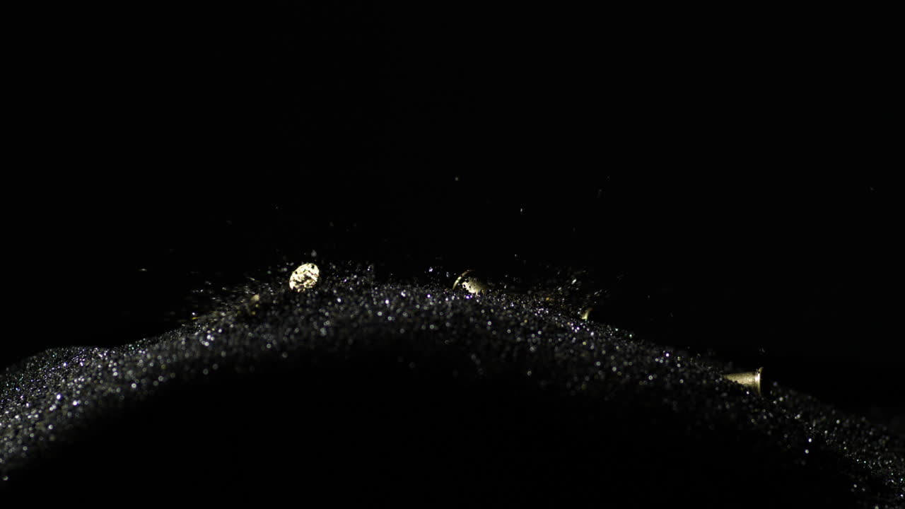 화약 어리에 총알이 떨어지는 것