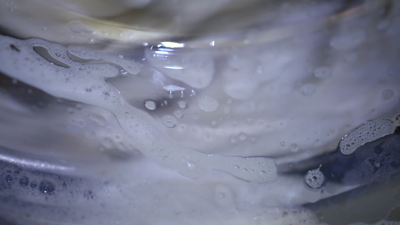 세탁 세탁기에서 비눗물을 닫습니다