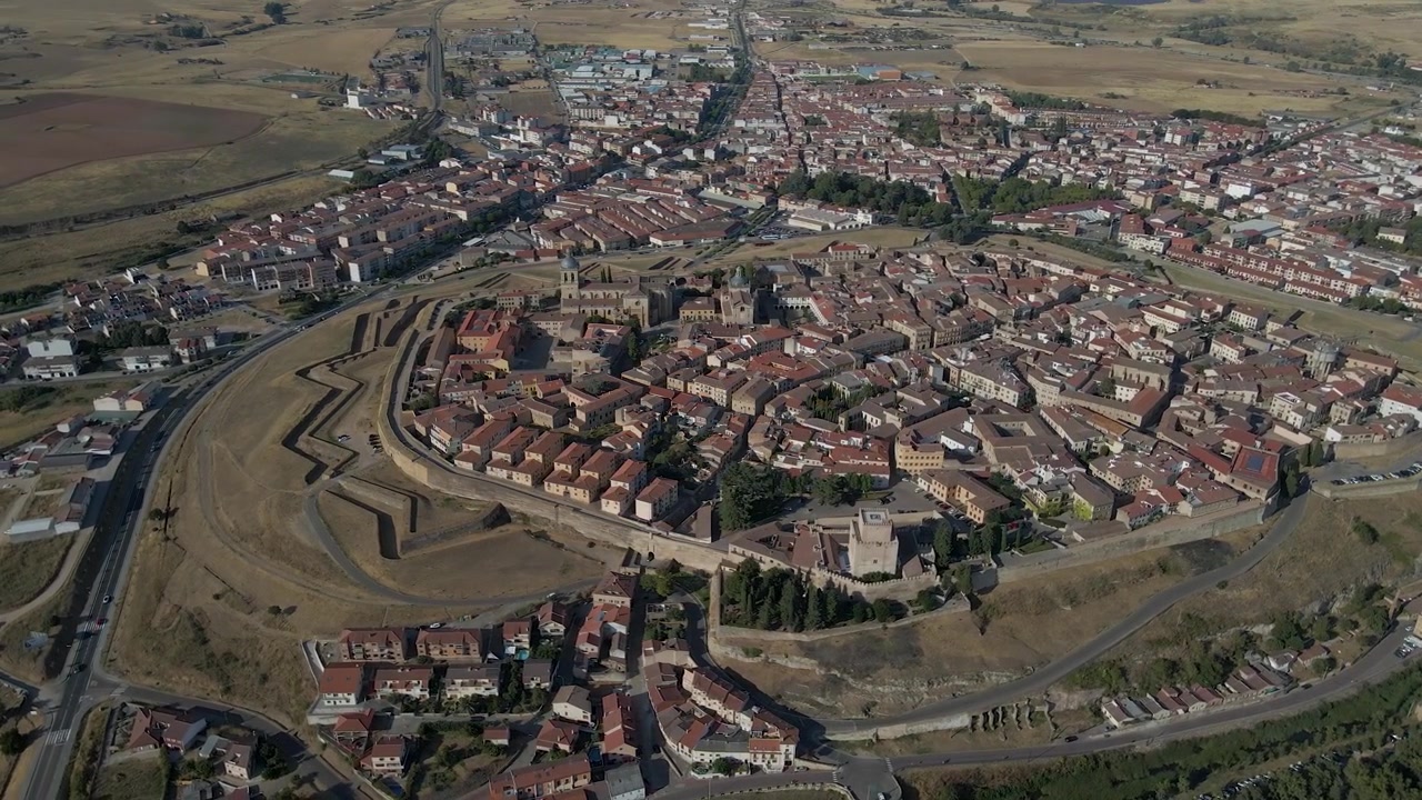 Veduta aerea con drone di Ciudad Rodrigo che mostra monumenti storici e l'ambiente circostante. Filmato drone 4K di Ciudad Rodrigo che evidenzia architettura, storia e viaggi