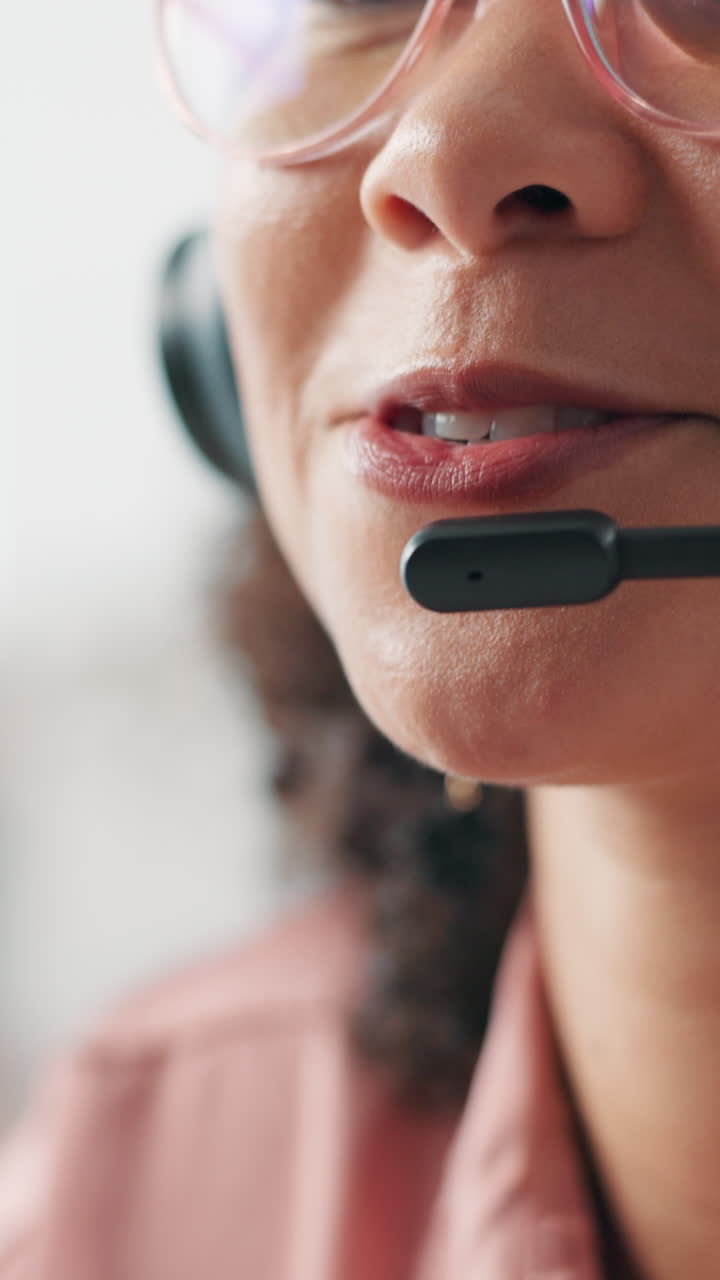 Primo piano di una donna che parla con cuffie e microfono.